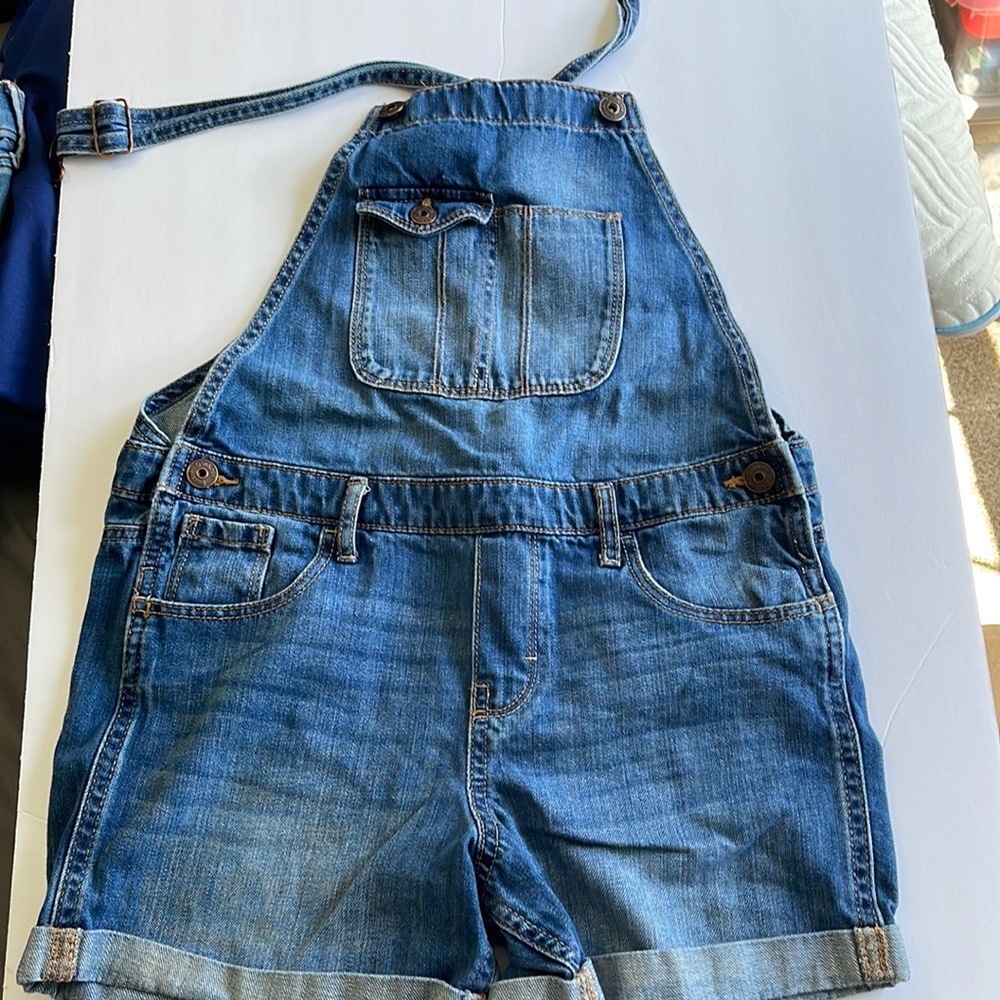 OshKosh Bgosh Jean overall shorts size 12 girl. Front pockets